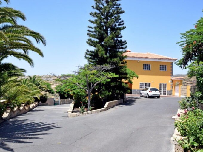 Exclusivo chalet con finca, piscina, cuadra para caballos y vistas al océano en Las Zocas, San Miguel de Abona