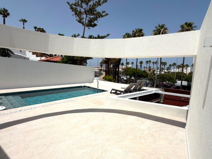 Exclusiva villa de lujo de nueva construcción con piscina privada y vistas privilegiadas en el sur de Tenerife