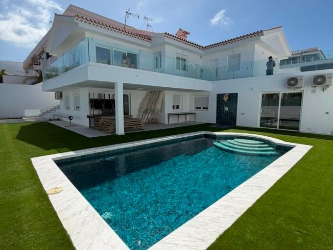 Exclusiva Villa de Lujo a Estrenar en Callao Salvaje | 7 Dormitorios, Piscina Privada y Espectaculares Vistas al Mar